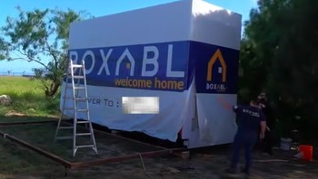 Rumah itu kemudian diletakkan di tanah yang sudah ditentukan, untuk kemudian dirakit sejenak sampai menjadi rumah yang utuh. Foto: Boxabl