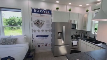 Elon mengaku senang-senang saja tinggal di situ. Tempat tinggal utamaku benar-benar adalah rumah seharga 50 ribu dolar di Boca Chica, yang kusewa dari SpaceX. Rumah ini keren kok, tulisnya belum lama ini di Twitter. Foto: Boxabl