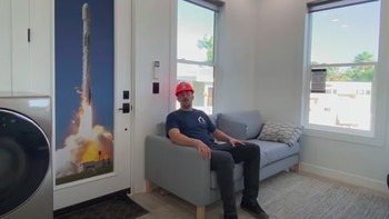 Ruang tamu yang ada gambar roket SpaceX. Foto: Boxabl