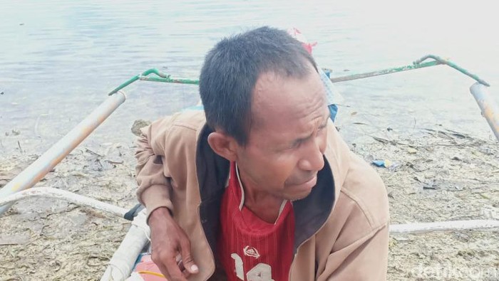 Samidin (45) nekat mendayung perahu dari Pinrang, Sulsel menuju Buton Tengah, Sultra karena tidak punya ongkos (Hasrul/detikcom).