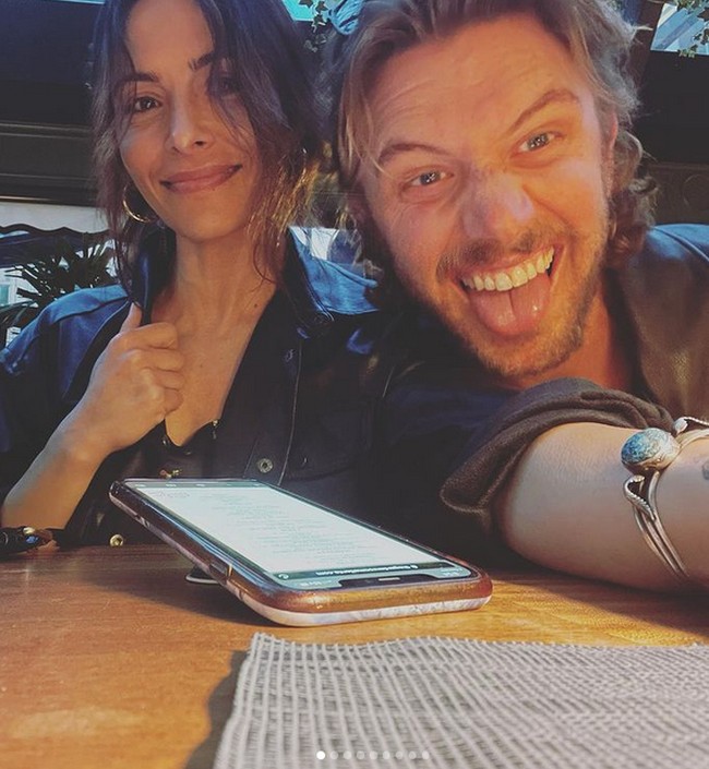 Kini, Sarah berkencan dengan Adam Demos, aktor Australia yang beradu akting dengannya. Foto: dok. Instagram