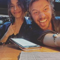 Kini, Sarah berkencan dengan Adam Demos, aktor Australia yang beradu akting dengannya. Foto: dok. Instagram