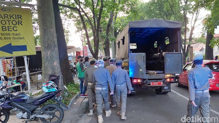 Satpol PP Bubarkan Pedagang di Depan BEC Bandung