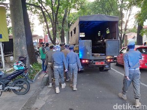 Picu Kerumunan, Pedagang di Depan BEC Dibubarkan Satpol PP