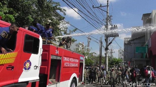 Satpol PP Kota Semarang dan tim gabungan menindak pelanggar aturan PPKM Darurat, Senin (5/7/2021).