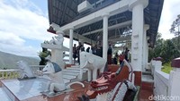 Di bagian depan terdapat patung hewan yang menjadi pengigat bahwa dulunya Ompu Siraja Batak memiliki ternak. Ternaknya bahkan seekor naga. (Bonauli/detikcom)