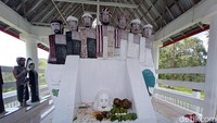Di pintu masuk sopo akan ada tujuh patung dengan sesajen di bagian bawah. Sesembahan ini kerap dibawa oleh pengunjung untuk berdoa. (Bonauli/detikcom)