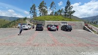 Area parkirnya sangat luas. Setiap harinya selalu ada pengunjung yang datang ke sini untuk berdoa. (Bonauli/detikcom)
