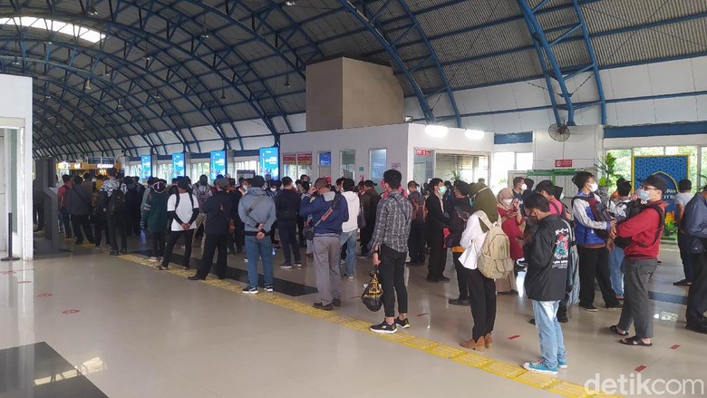 Stasiun Palmerah cukup ramai penumpang di jam pulang kerja sore ini. Banyak pekerja masih harus kerja di kantor work from office atau WFO) (Adhyasta/detikcom) Stasiun Palmerah cukup ramai penumpang di jam pulang kerja sore ini. Banyak pekerja masih harus kerja di kantor work from office atau WFO) (Adhyasta/detikcom)