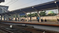  1. Dari pantauan detikcom, Senin (5/7/2021), ramainya penumpang sudah terlihat dari Stasiun Parung Panjang. Meski ramai, pengawasan di stasiun tampak lebih ketat. Foto: Achmad Dwi Afriyadi-detikcom