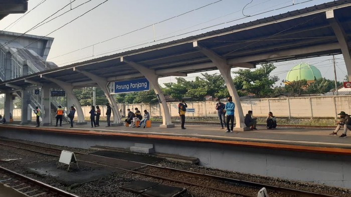 Suasana KRL di Hari Pertama Kerja PPKM Darurat Suasana KRL di Hari Pertama Kerja PPKM Darurat