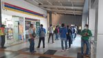Masih Rame. Potret KRL di Hari Pertama Kerja Masa PPKM Darurat