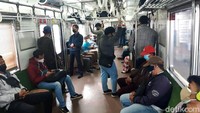 Di dalam kereta, jumlah penumpang pun terlihat cukup ramai. Kursi yang telah disekat penuh diisi penumpang. Beberapa penumpang juga terlihat berdiri.