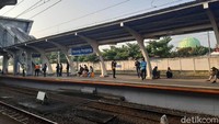 . Sehingga, penumpang selanjutnya harus mengantre, atau berganti menuju peron atau jalur kereta lain. Artinya, penumpang itu harus menunggu kereta setelahnya.