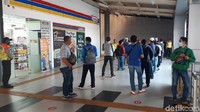 Beberapa petugas tampak hilir mudik melakukan pengawasan. Untuk mencegah kerumunan, jumlah penumpang yang menunggu di peron dibatasi.