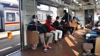 Banyaknya penumpang juga terlihat jika melihat lorong kereta. Foto: Achmad Dwi Afriyadi