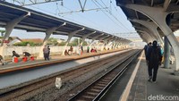 Banyaknya penumpang juga terlihat jika melihat lorong kereta.