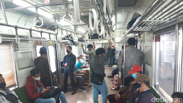 Suasana KRL saat PPKM darurat