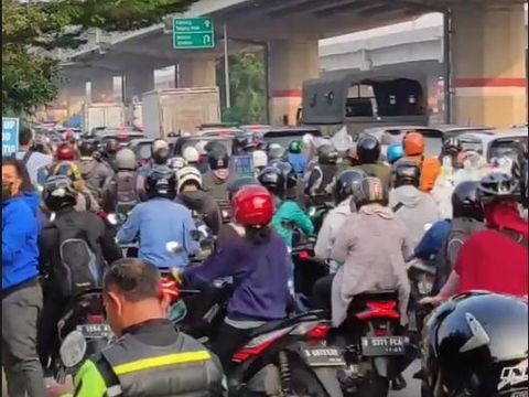 Suasana penyekatan PPKM Darurat di Jl Kalimalang arah Jakartaq