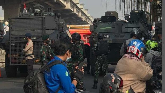 Suasana penyekatan PPKM Darurat di Jl Kalimalang arah Jakartaq