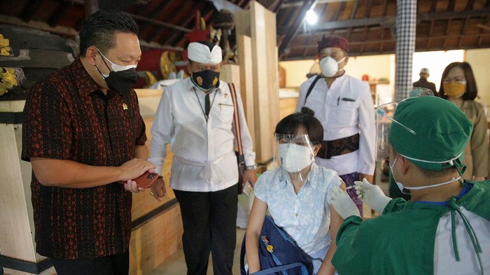 Suasana Vaksinasi Massal di Pure Candra Prabha Percepatan vaksinasi nasional kini menyasar rumah ibadah. Dengan begitu, suara tokoh agama dijadikan acuan masyarakat.