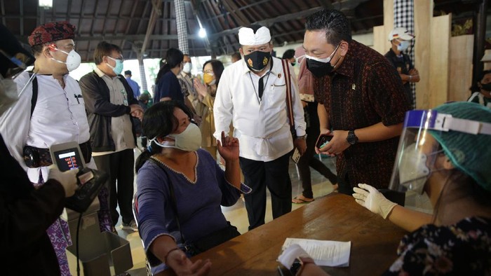 Suasana Vaksinasi Massal di Pure Candra Prabha Percepatan vaksinasi nasional kini menyasar rumah ibadah. Dengan begitu, suara tokoh agama dijadikan acuan masyarakat.