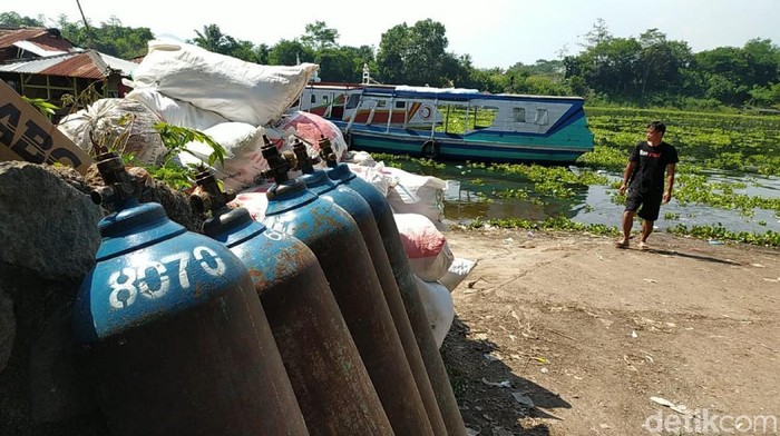 Tabung oksigen untuk petani kosong akibat stok dibatasi.