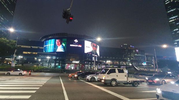 Tim Penggemar Hyun Bin memasang iklan video di Crown Media Coex, Seoul, Korea Selatan. Untuk Perayaan Ulang Tahun Debut ke-18 Aktor Hyun Bin (Tangkapan Layar via Instagram @hyunbin_fanteam)