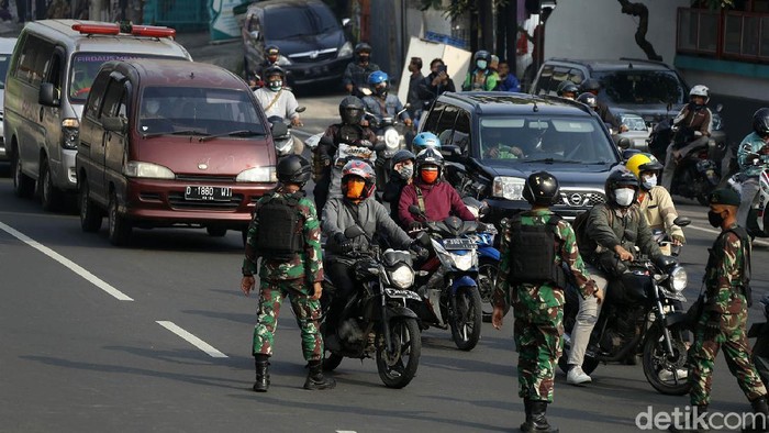 Sejumlah jalan disekat saat PPKM darurat, termasuk di Kalimalang, yang menjadi perbatasan Jakarta Timur dan Bekasi. Pos penyekatan itu juga dijaga aparat bersenjata.