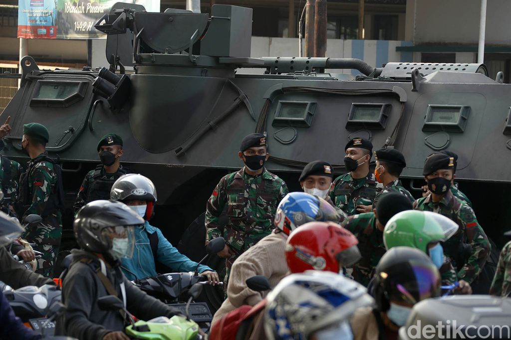 Sejumlah jalan disekat saat PPKM darurat, termasuk di Kalimalang, yang menjadi perbatasan Jakarta Timur dan Bekasi. Pos penyekatan itu juga dijaga aparat bersenjata.