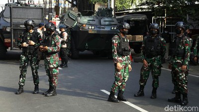 TNI Dilibatkan Jaga Pos Penyekatan PPKM di Kalimalang