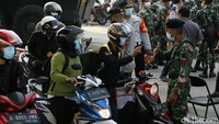 parat gabungan juga menyortir kendaraan roda dua dan roda empat agar tak bersamaan selama proses pemeriksaan.Warga yang memiliki bukti bekerja di sektor esensial dan kritikal diperbolehkan melintas.
