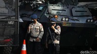 Antisipasi pengamanan, jumlah personel keamanan  ditambah. Hal itu dilakukan pasca melihat kondisi arus lalu lintas di jalur perbatasan kota Bekasi-DKI Jakarta itu masih banyak dilalui pengendara selama masa awal PPKM Darurat Jawa-Bali yang dimulai 3 Juli lalu.