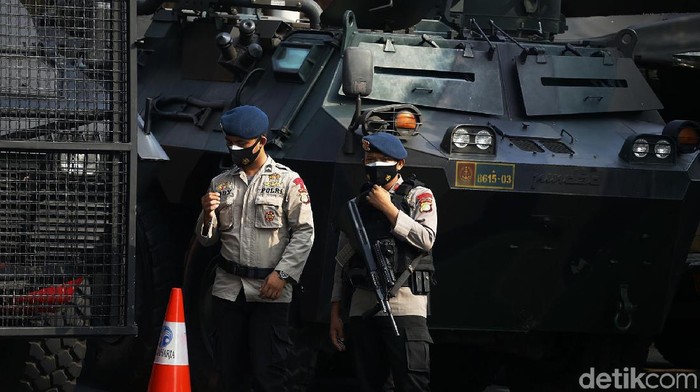 TNI Penyekatan PPKM di Kalimalang Sejumlah jalan disekat saat PPKM darurat, termasuk di Kalimalang, yang menjadi perbatasan Jakarta Timur dan Bekasi. Pos penyekatan itu juga dijaga aparat bersenjata.