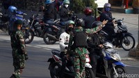 Aparat gabungan akan memeriksa kendaraan yang melintas. Aparat gabungan dari Polri, TNI, Dishub, dan Satpol PP berjaga di pos penyekatan PPKM Darurat di Kalimalang, Senin (5/7/2021).