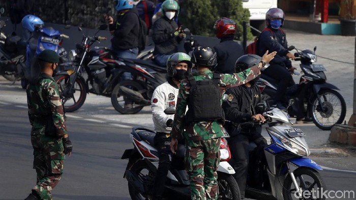 TNI Penyekatan PPKM di Kalimalang Sejumlah jalan disekat saat PPKM darurat, termasuk di Kalimalang, yang menjadi perbatasan Jakarta Timur dan Bekasi. Pos penyekatan itu juga dijaga aparat bersenjata.