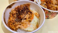 Isian saus mentainya berlimpah dengan rasa gurih creamy yang pas. Ada juga aroma bakaran karena prosesnya di-blow torch.