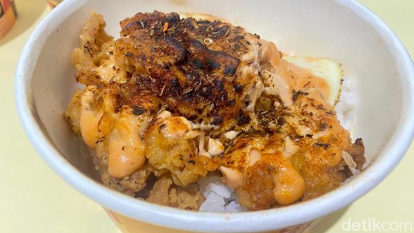 Mantul! Truffle Chicken Rice dengan Siraman Saus Jamur, Keju, dan Mentai