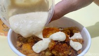 Bagi yang suka rasa keju, cobalah Truffle Chicken Rice with Cheese Sauce (Rp 43.000). Saus berwarna kuning pucat jadi ciri khasnya.