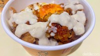 Cita rasa saus ini lebih gurih dibanding saus jamur. Terlacak aroma dan rasa keju parmesan yang enak.