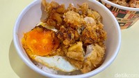Di dalam tiap mangkuk berisi nasi, telur mata sapi, dan truffle chicken.