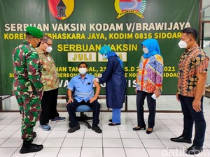 TNI Gelontorkan 800 Vaksin untuk Pekerja Pabrik Kertas di Sidoarjo