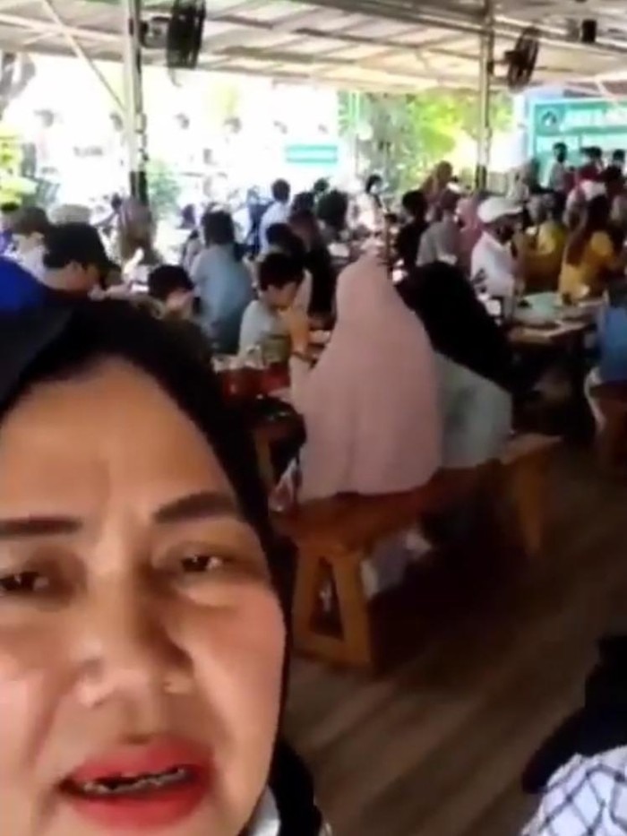Viral emak-emak protes kebijakan protokol kesehatan saat makan di restoran di Padang dan menyebut pemerintah zalim (Screenshot video viral)