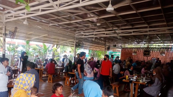 Viral kerumunan di restoran di Padang.