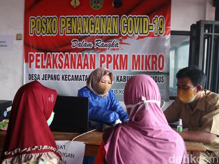 Warga di Kudus mengantre divaksin untuk menerima bantuan langsung tunai bersumber dari dana desa, Senin (5/7/2021).