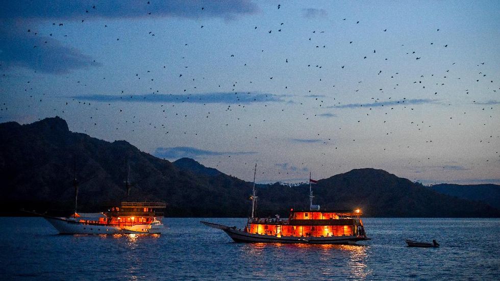 Wisatawan Main Petasan di TN Komodo