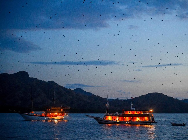 Wisatawan Main Petasan di TN Komodo