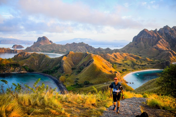 Wisatawan melihat komodo di Taman Nasional Komodo, Nusa Tenggara Timur.