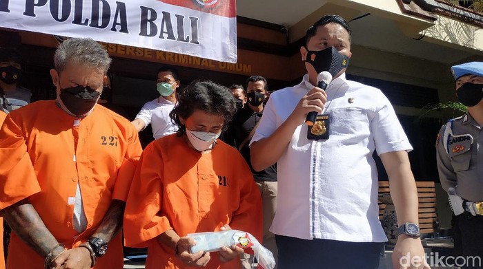 2 Orang preman berinisial AAMW alias W (49) dan IDGS alias M (36) yang merupakan anggota organisasi masyarakat (ormas) besar di Bali (Sui/detikcom).