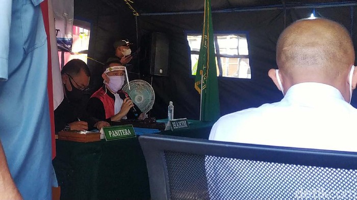 Majelis hakim dari PN Garut menggelar sidang bagi para pelanggar protokol kesehatan saat masa PPKM Darurat. Sidang digelar terbuka di Simpang Lima, Garut.